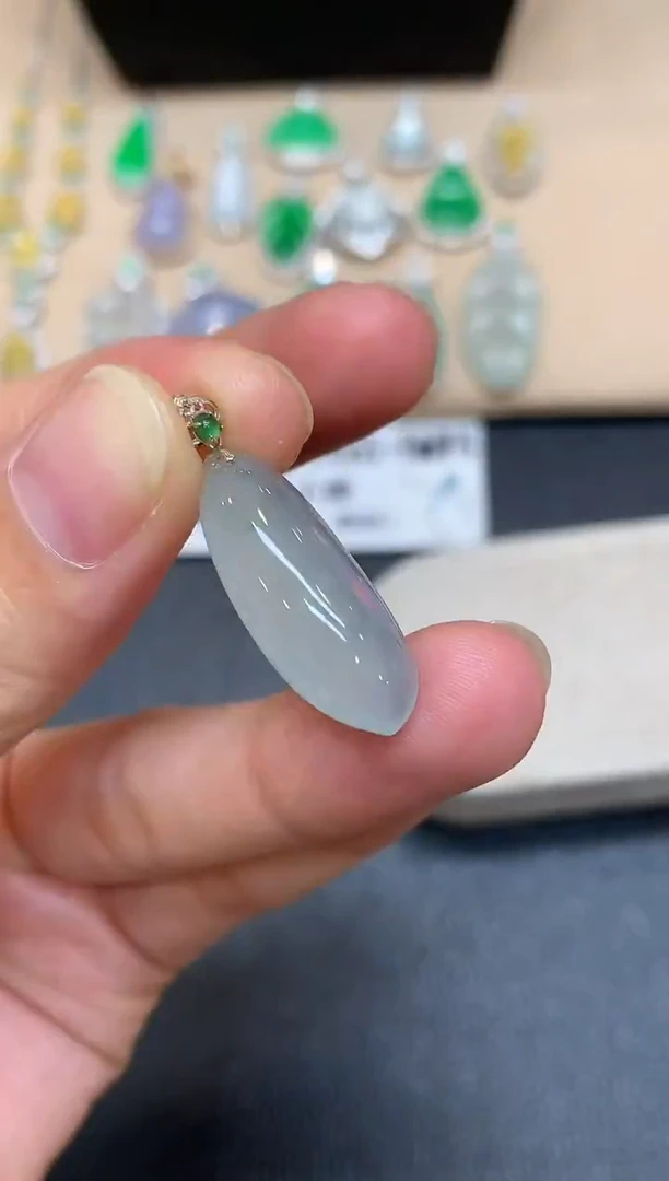 颈饰18K金镶嵌翡翠福瓜【无服务费