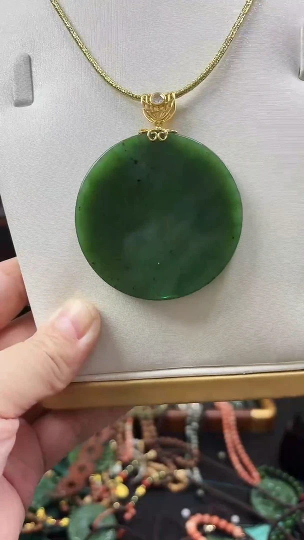 颈饰未镶嵌和田玉护心镜