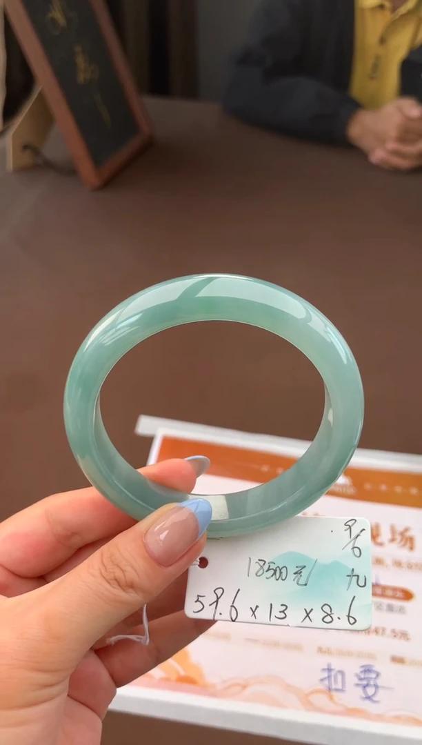 翡翠手镯未镶嵌自带#618活动#，联系客服核对地址~