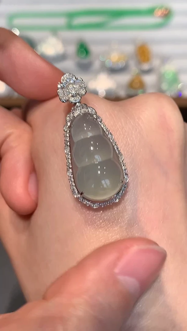 【闪购商品】翡翠吊坠(不含链)18K金镶嵌7800