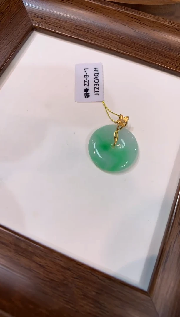 颈饰18K金镶嵌翡翠平安扣