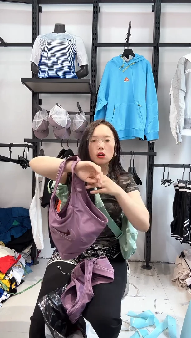 2550 编码  耐克卫衣服饰过款为准 尺码L