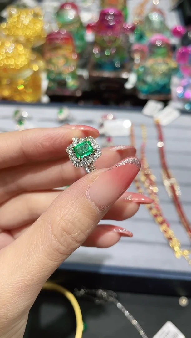 18K金镶嵌戒指祖母绿戒指