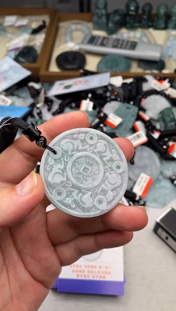 翡翠未镶嵌颈饰多样性发其一