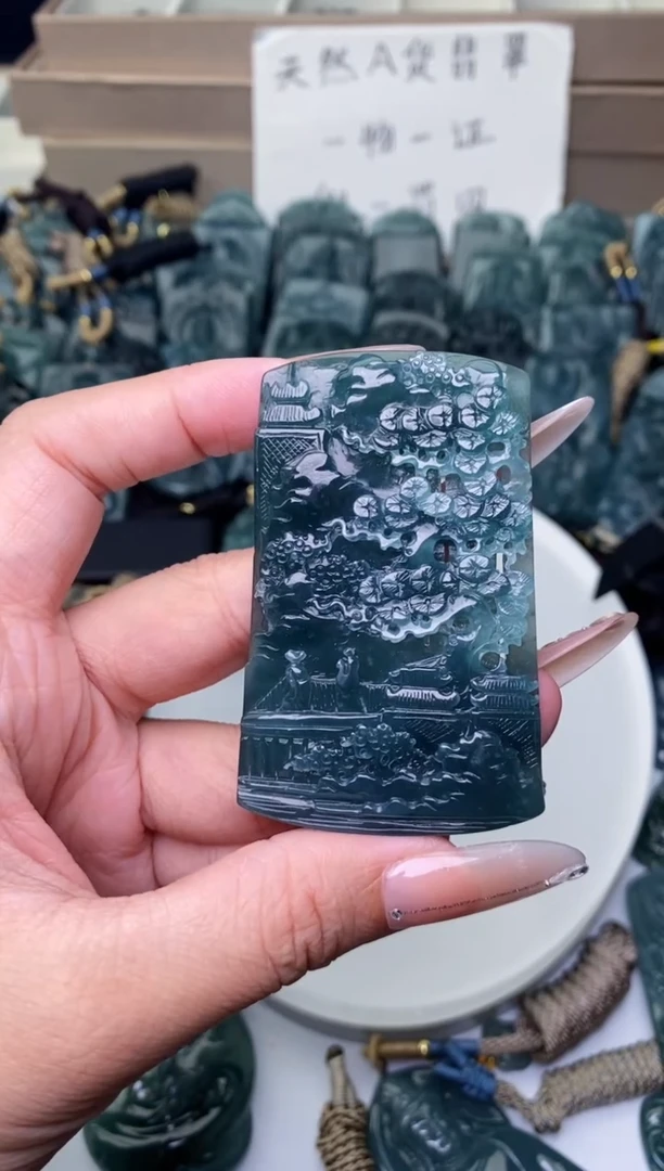 颈饰未镶嵌翡翠
