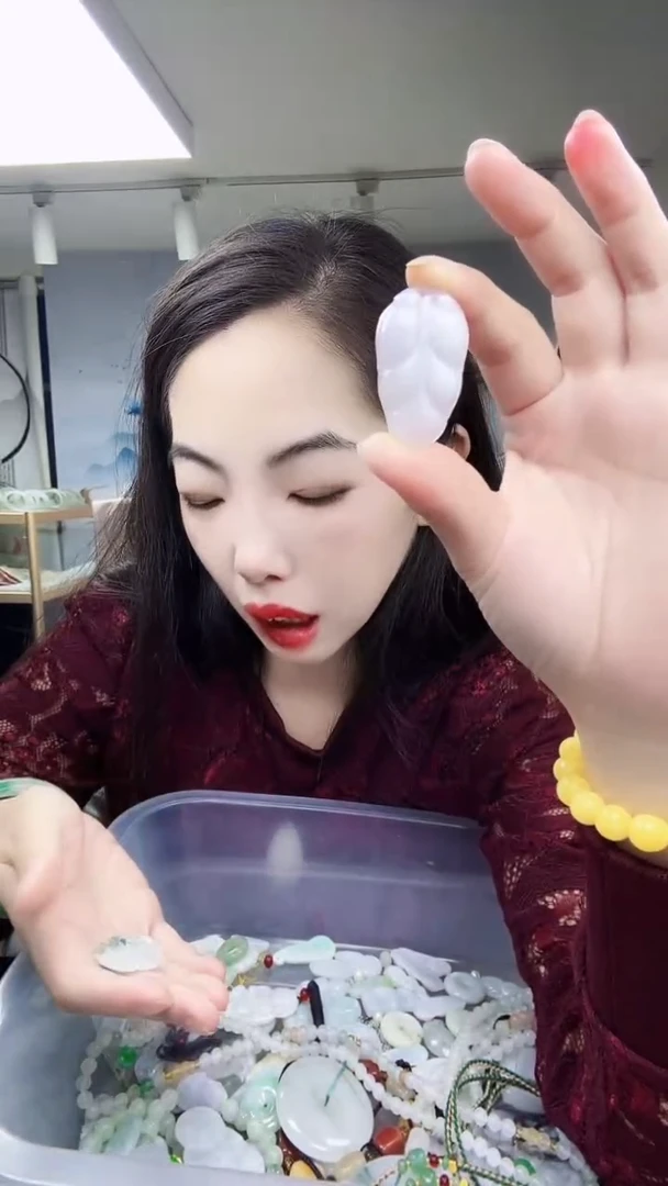 颈饰未镶嵌翡翠缅甸翡翠A货吊坠石纹