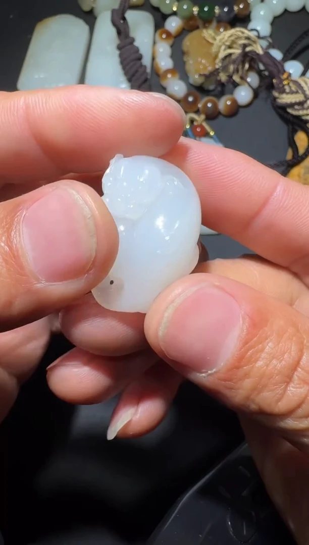 未镶嵌和田玉（糖玉）挂件和田玉