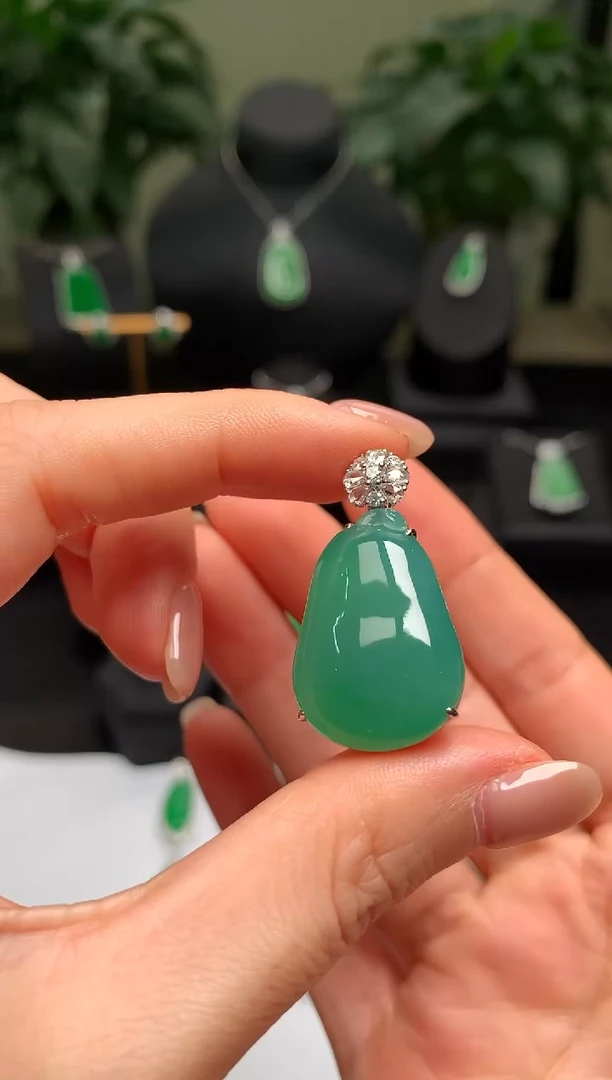 颈饰18K金镶嵌翡翠福瓜