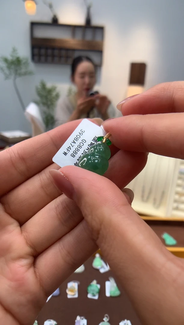 颈饰18K金镶嵌翡翠葫芦