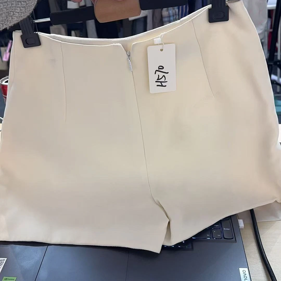 99新 VERSACE/范思哲 白色短裤h570