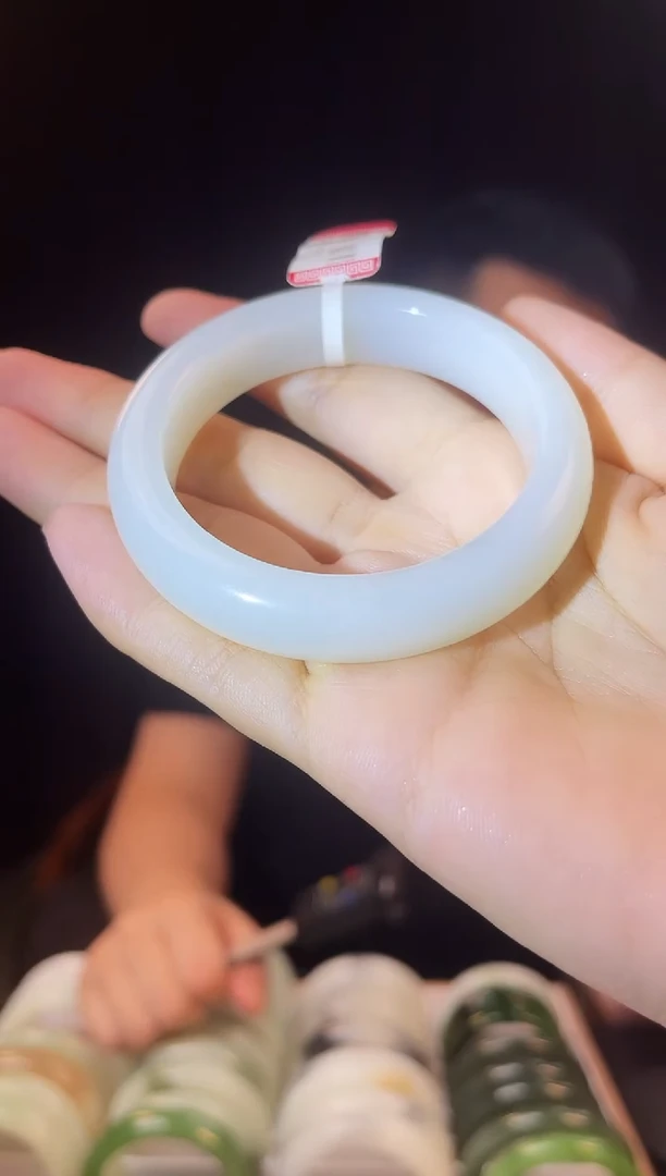 和田玉手镯未镶嵌52圈口6851