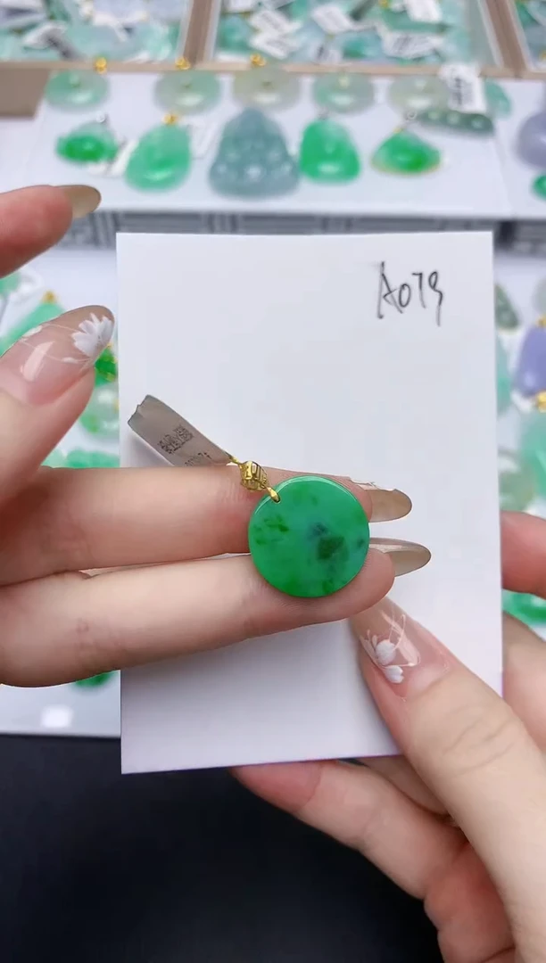 翡翠18K金镶嵌颈饰天然缅甸翡翠A货