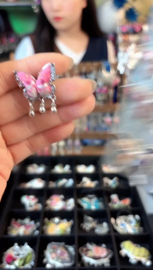 盛****淇彩云南阁非遗老绣饰品175