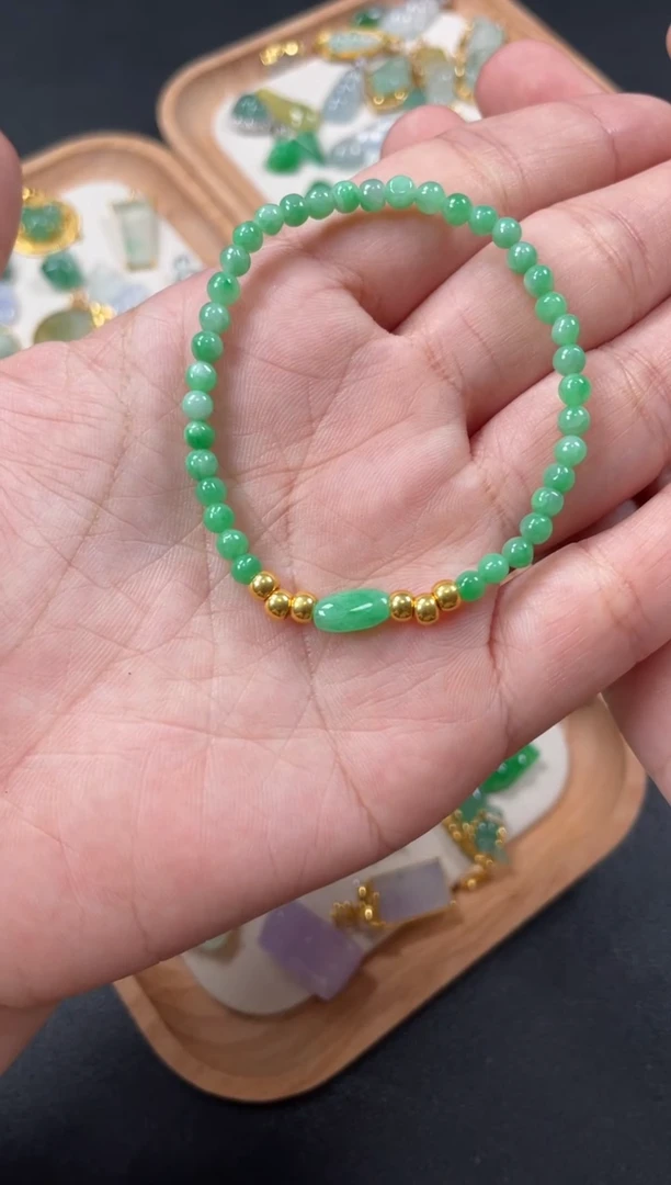 翡翠足金镶嵌套链一条   P321