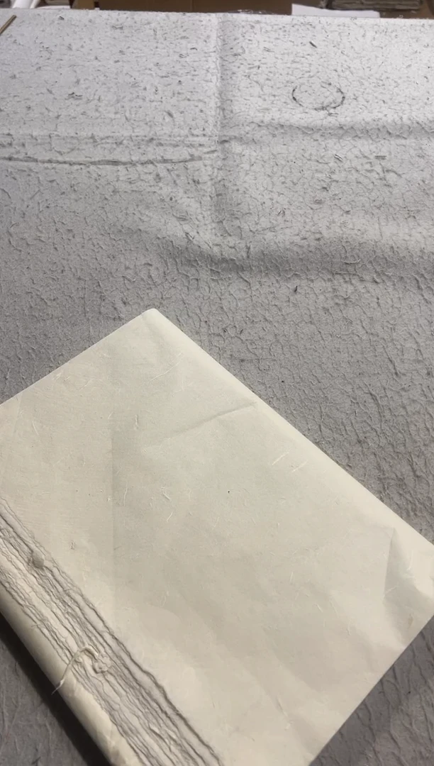 2  四开米黄色云龙皮纸48