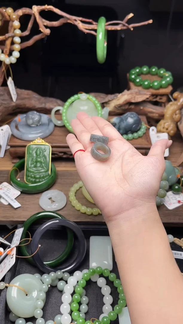 未镶嵌戒指和田玉毛毛矿青花 15圈有瑕疵多样性发一