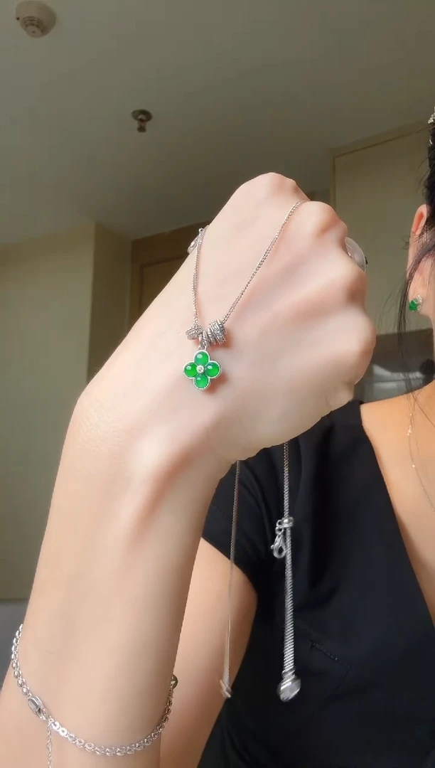 翡翠银S925镶嵌套链天然翡翠吊坠