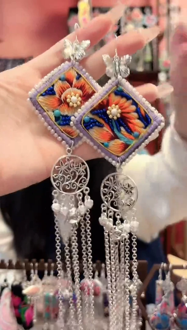 织绣云织谣民族风精美饰品 210