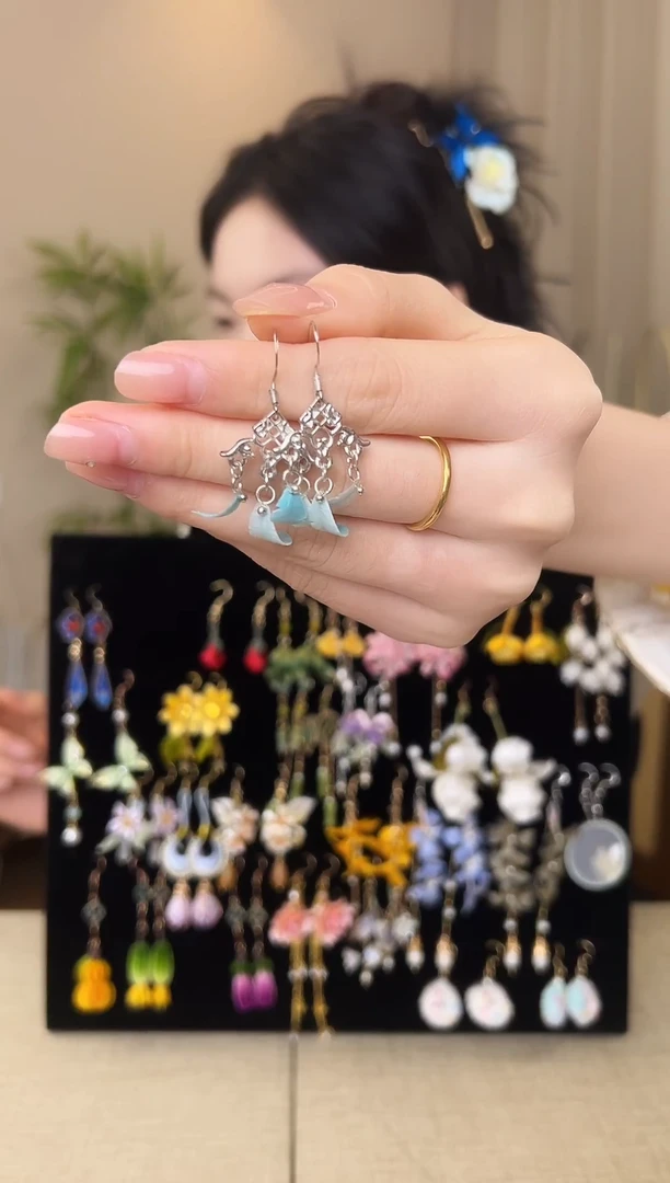 刺绣蓝色羽毛款绒花耳环