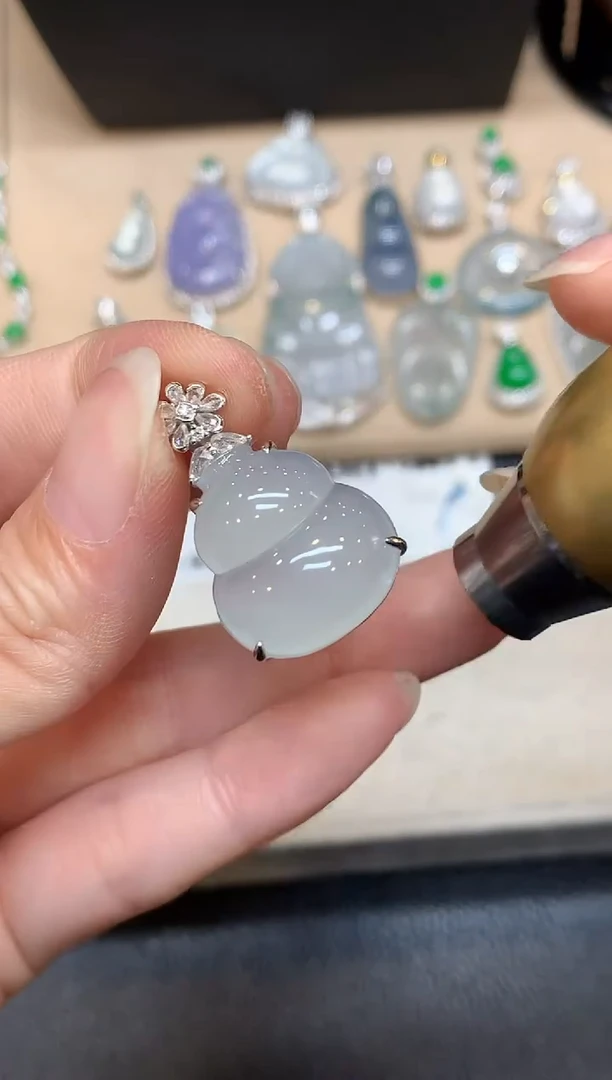 吊坠(不含链)18K金镶嵌翡翠葫芦【无服务费