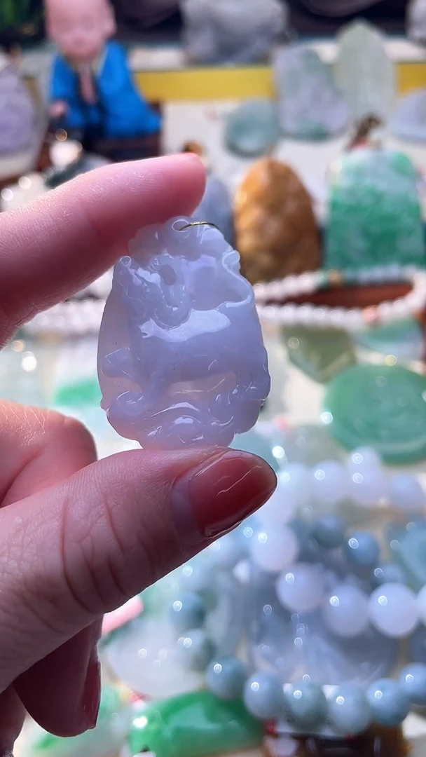 翡翠未镶嵌颈饰牛