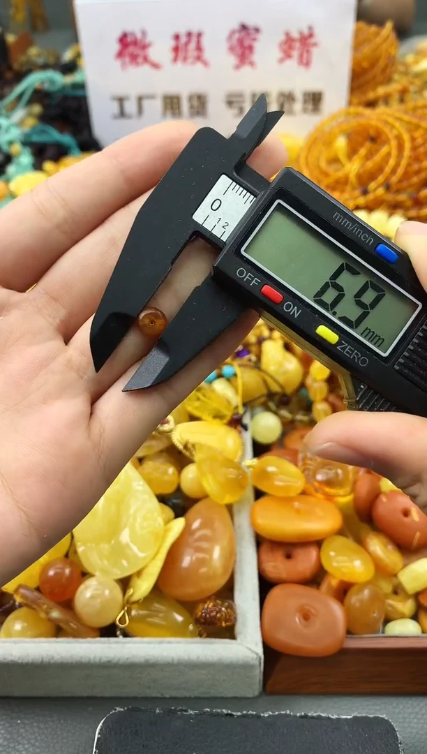 未镶嵌琥珀珠宝奇石1