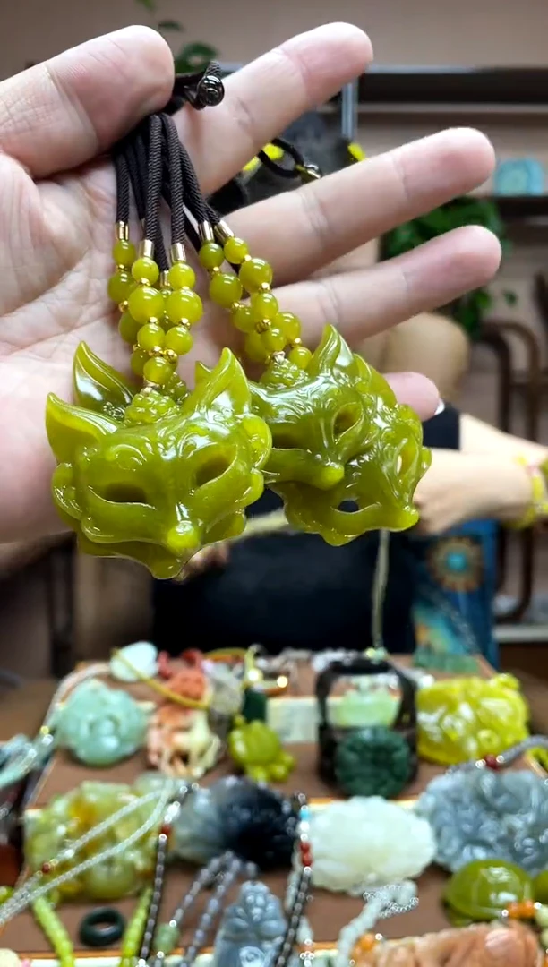 未镶嵌岫玉吊坠多样性发货发其中之一