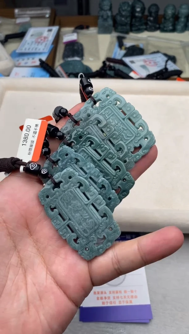 翡翠未镶嵌颈饰 多样性发其一