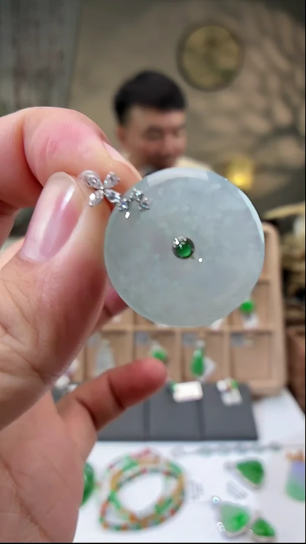 颈饰18K金镶嵌翡翠平安扣