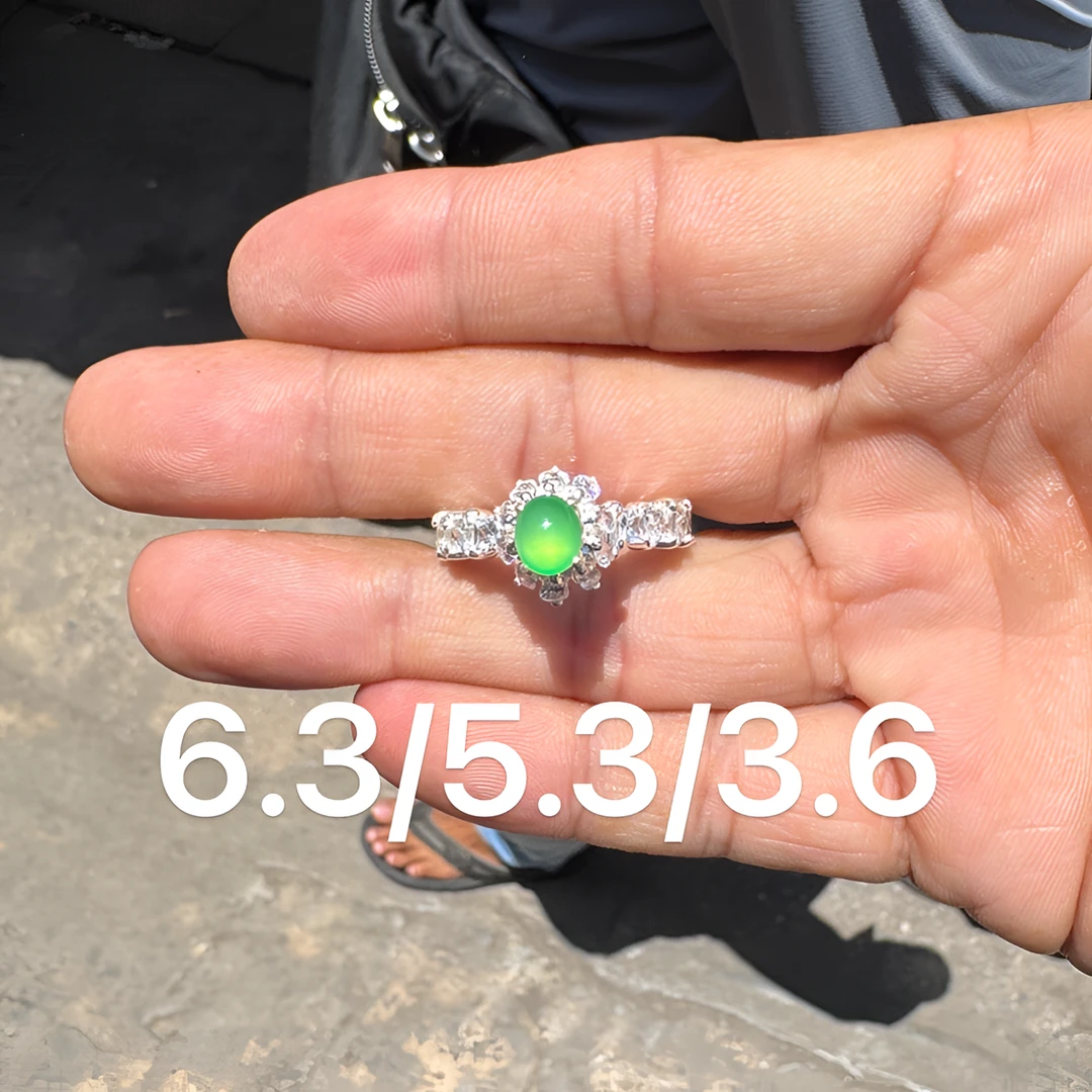 0531(小哪吒在源头)玻璃种翡翠黄阳绿戒面干净肉细饱满荧光足