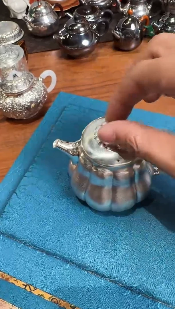 --俊寸发标 手作錾刻福禄祥瓜壶