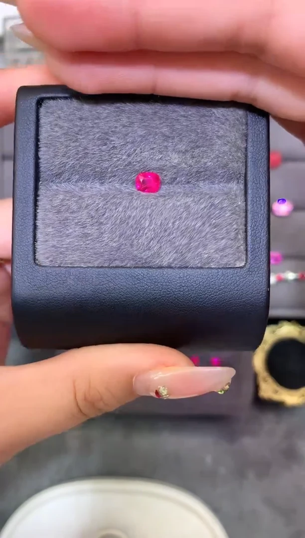 未镶嵌裸石定制尖晶石枕型 绝地武士 0.69ct