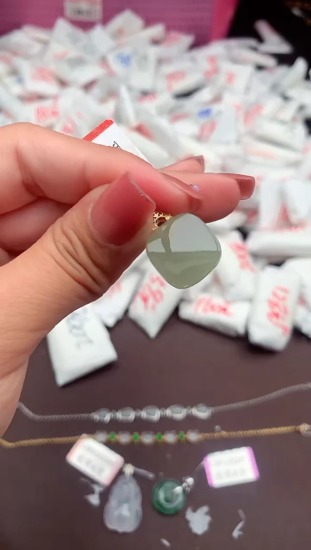 【闪购商品】和田玉挂件18K金镶嵌一