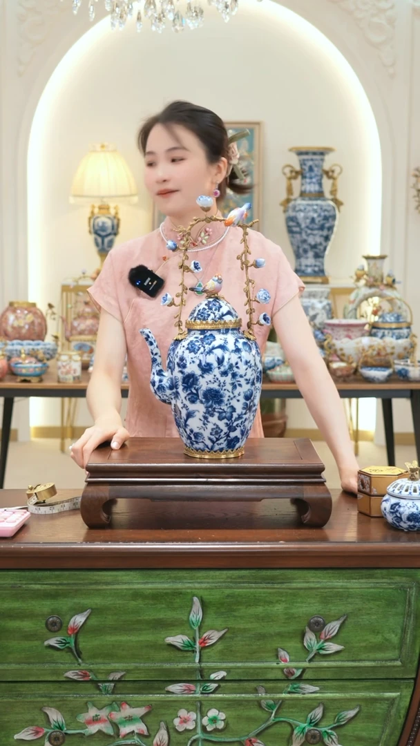 陶瓷铜配瓷青花缠枝牡丹小鸟提壶摆件（蓝）2500