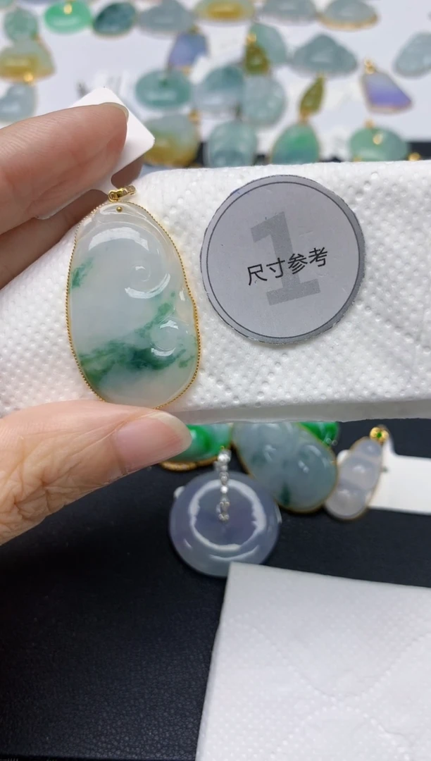 翡翠18K金镶嵌颈饰天然缅甸A货翡翠