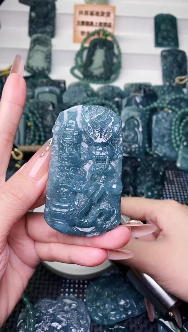 颈饰未镶嵌翡翠