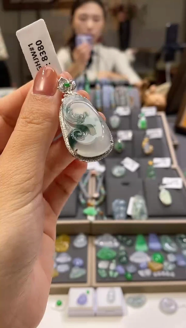 颈饰18K金镶嵌翡翠如意