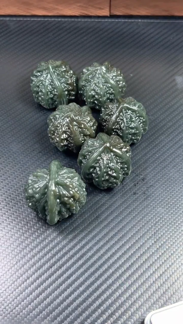 吊坠(赠链)未镶嵌和田玉若羌微色差  多样性发货拍一发一