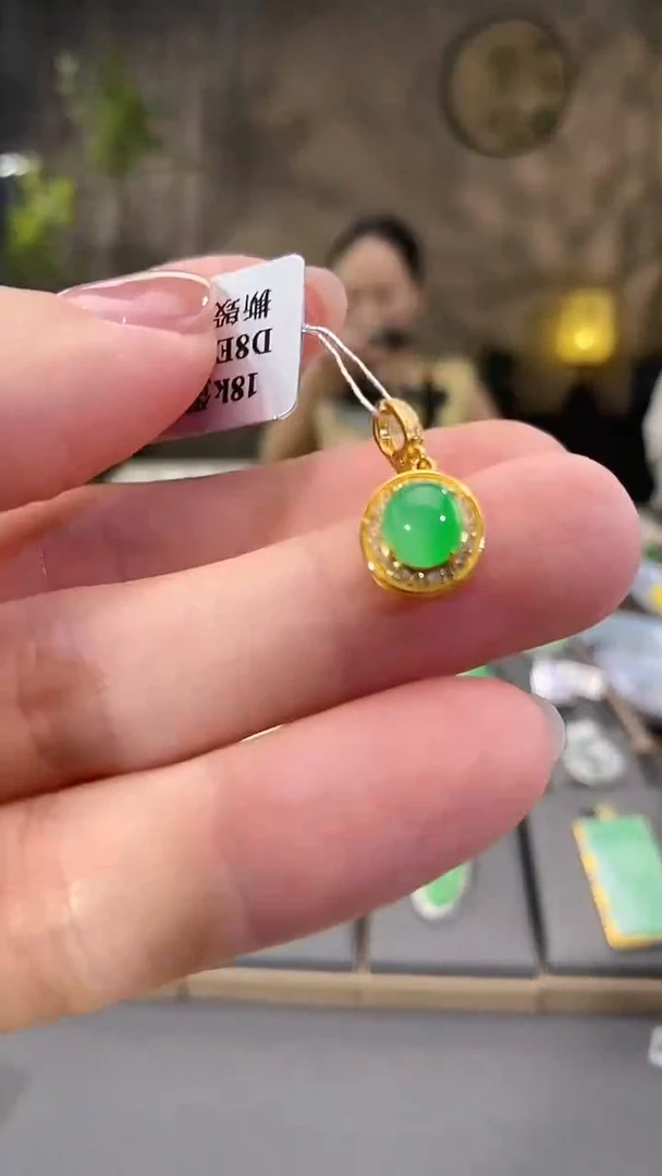 吊坠(不含链)18K金镶嵌翡翠蛋面