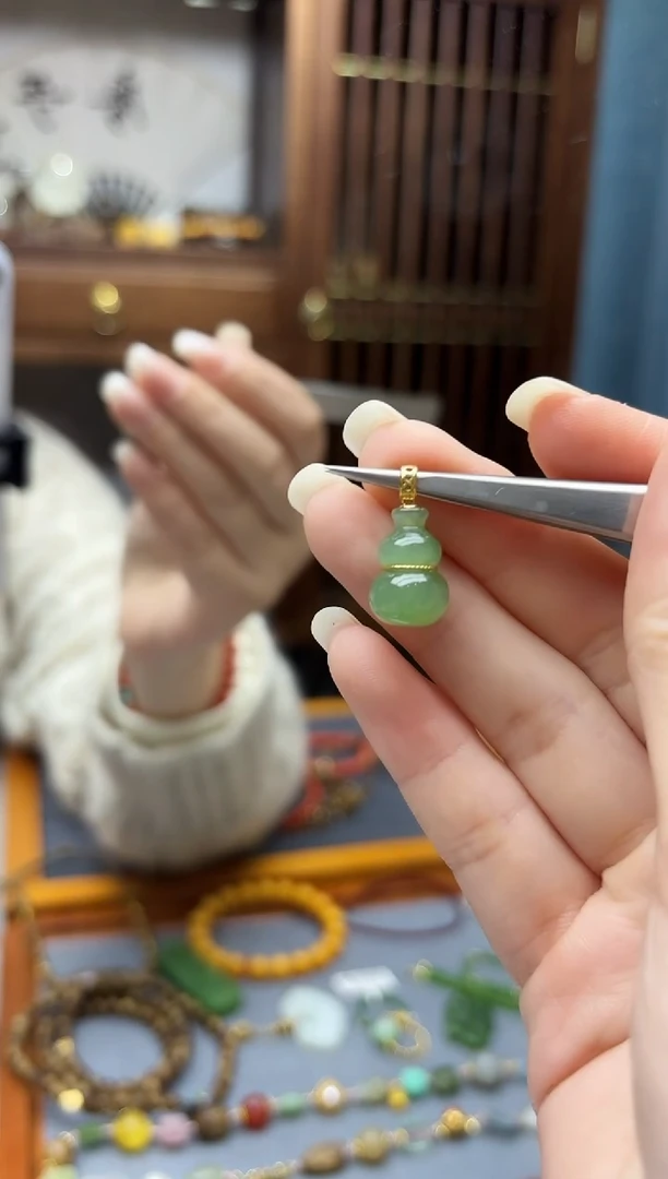 颈饰18K金镶嵌和田玉18K金和田玉葫芦吊坠QC赠链