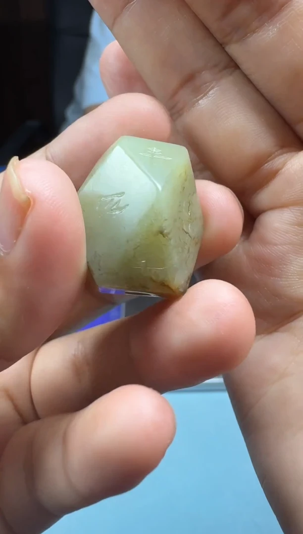 和田玉未镶嵌颈饰1