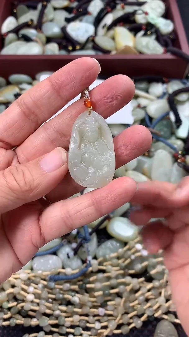 颈饰未镶嵌和田玉（多样性发一件）没有证书有瑕