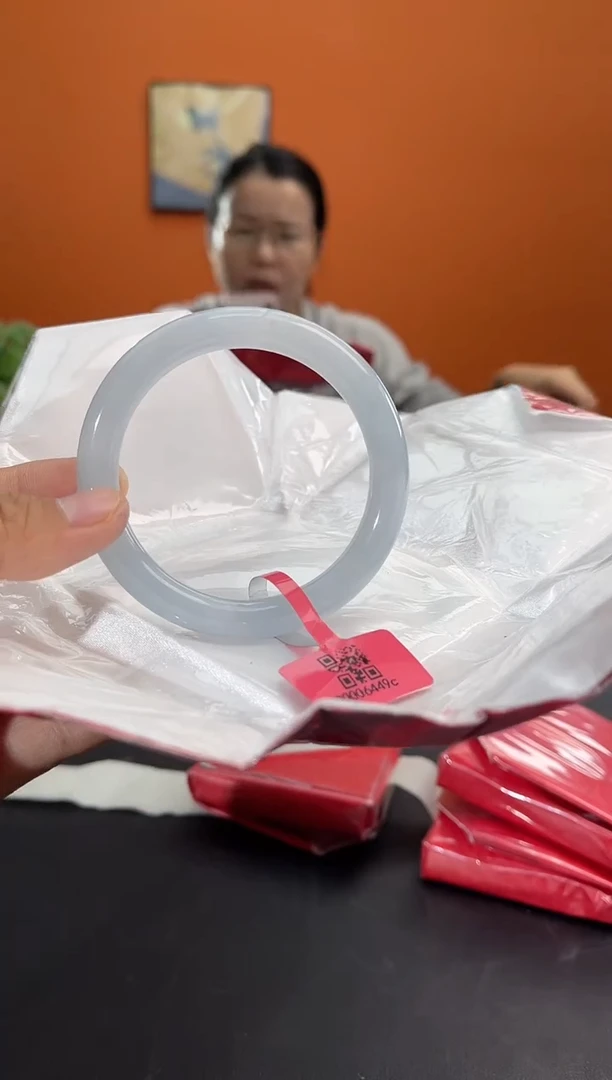 翡翠手镯未镶嵌翡翠手镯