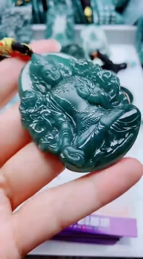 颈饰未镶嵌翡翠