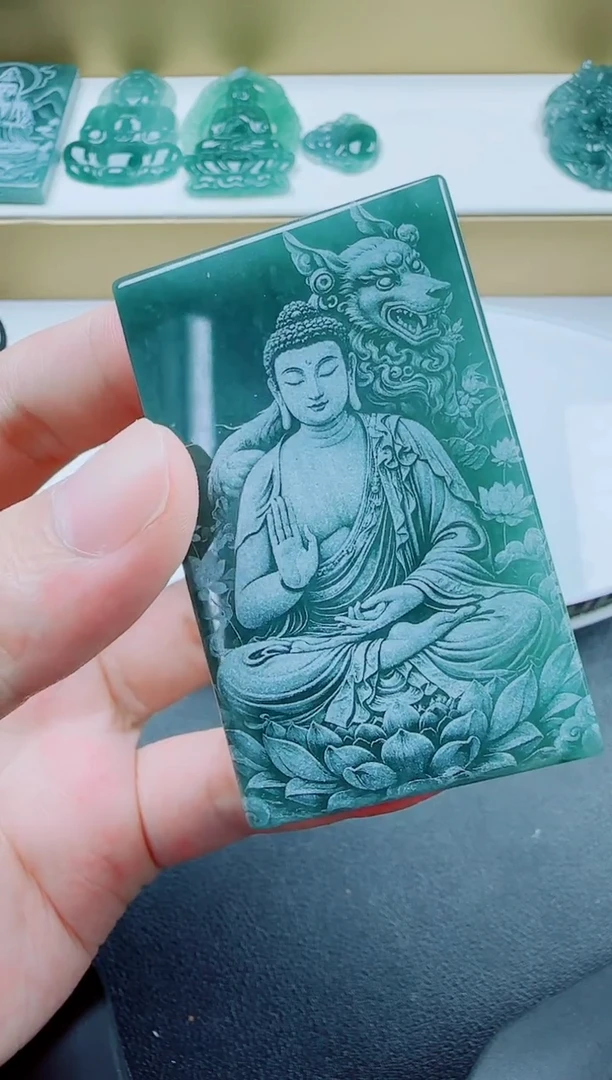 翡翠未镶嵌颈饰狗本命佛