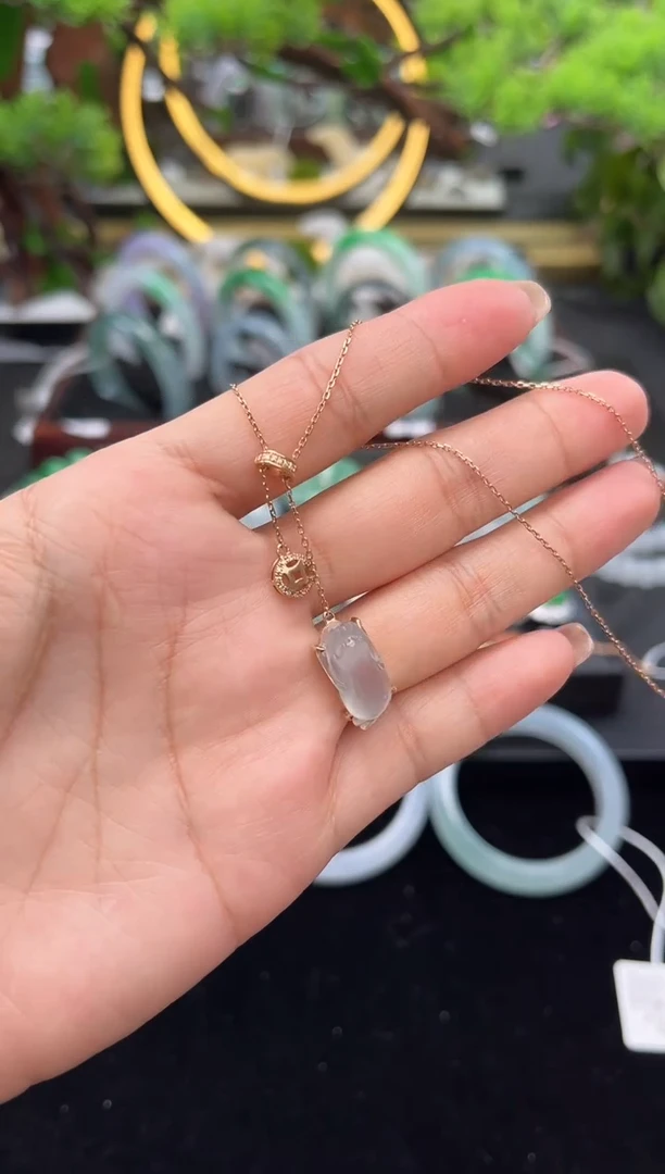 颈饰18K金镶嵌翡翠吊坠