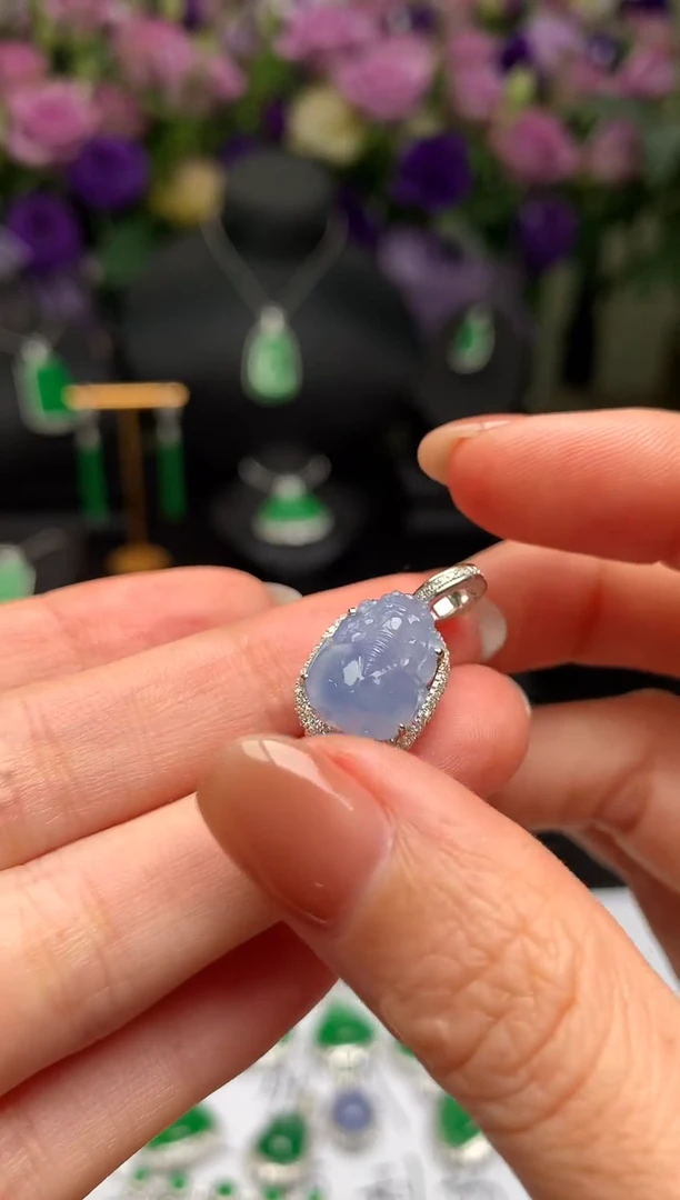 颈饰18K金镶嵌翡翠戒指