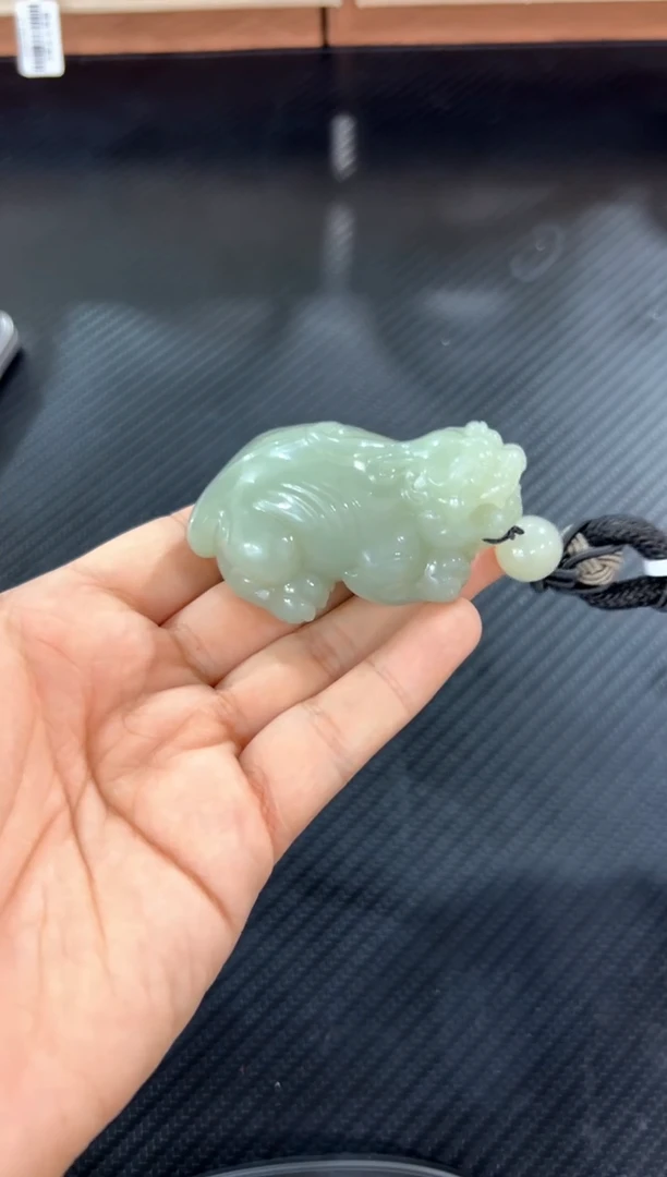 吊坠(赠链)未镶嵌和田玉且末微色差近矿貔貅