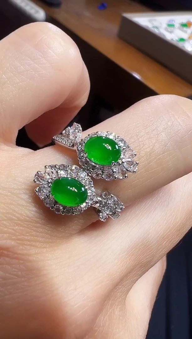 18K金镶嵌戒指翡翠蛋面