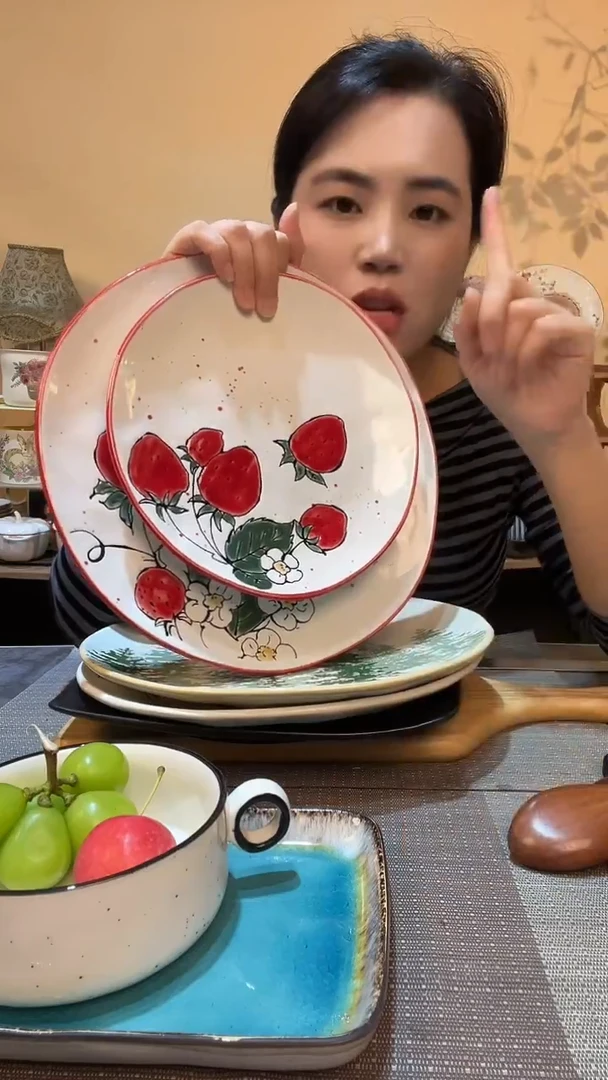 瓷片草莓大小盘2件 微瑕介意勿拍